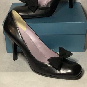 New and never worn vintage Nine West black heels with adorable bow